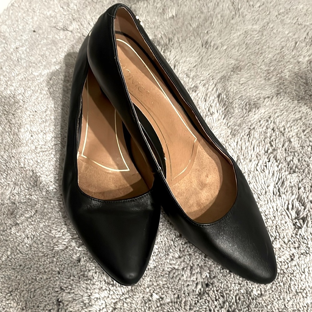 Vionic black leather pumps, EUC, size 9